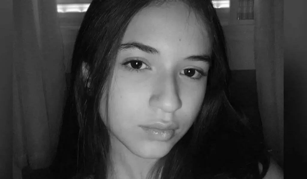 Menina em foto preta e branca