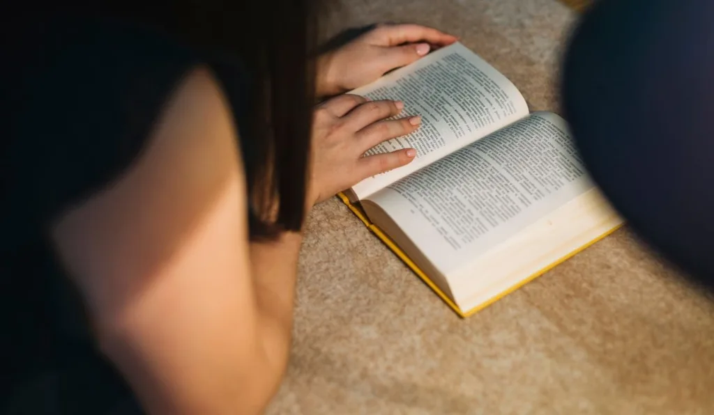mulher lendo salmos