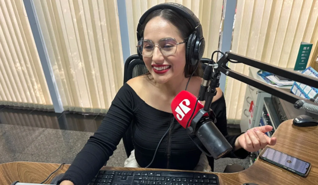 Elis Smanitto no ar pela Jovem Pan