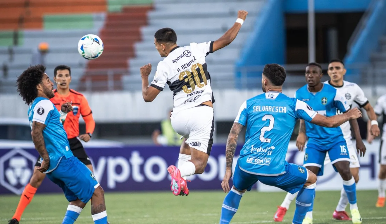 Jogadores do Olimpia e San Antonio Bulo-Bulo disputando a bola