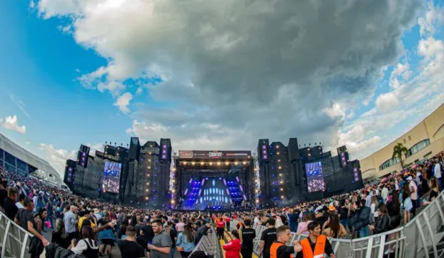 Público no Curitiba Country Festival.