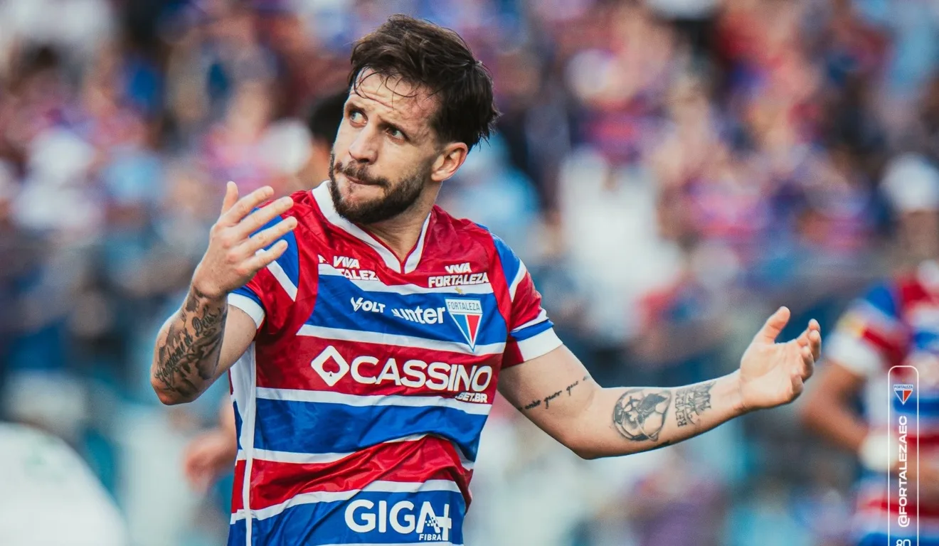 Jogador do Fortaleza comemorando gol