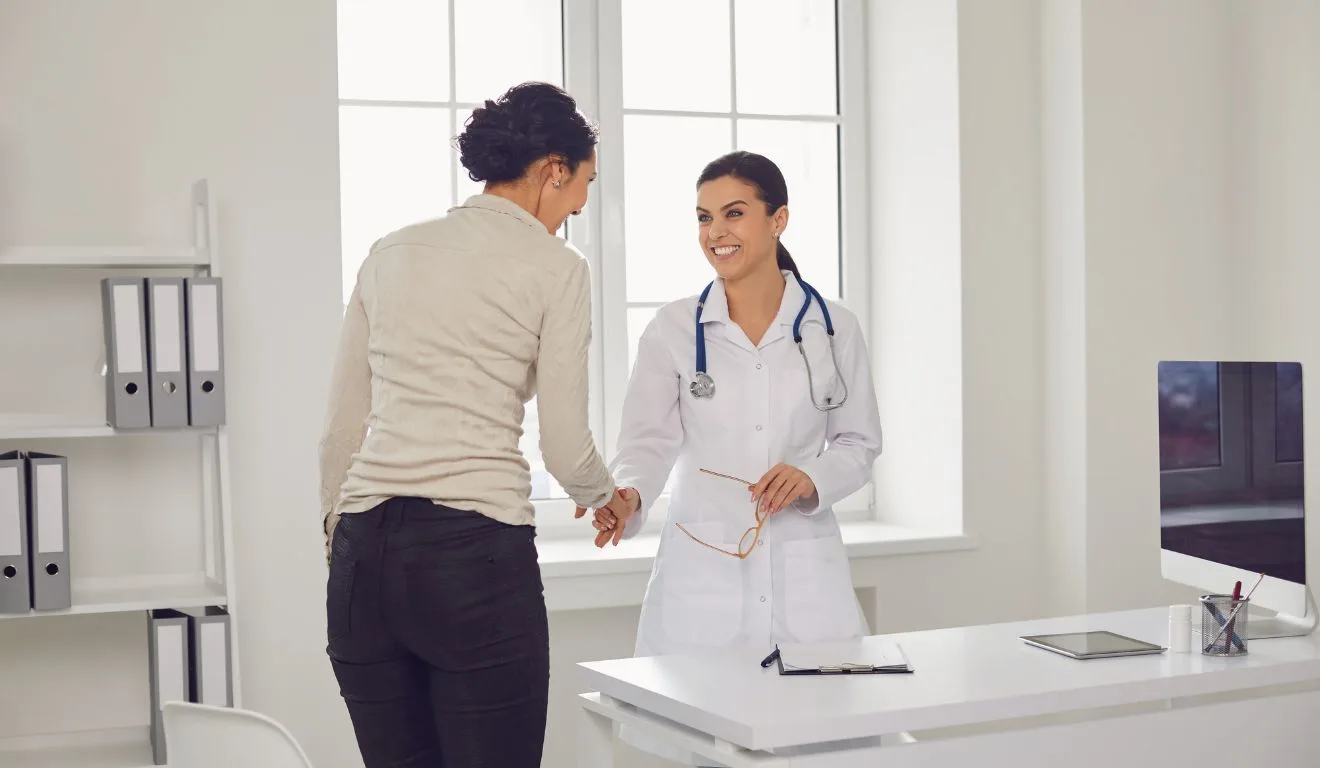 mulher em consulta com médico para ilustrar exames ginecológicos