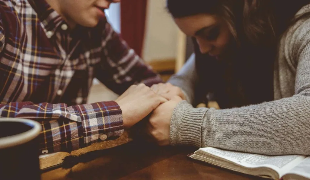 casal jovem orando junto