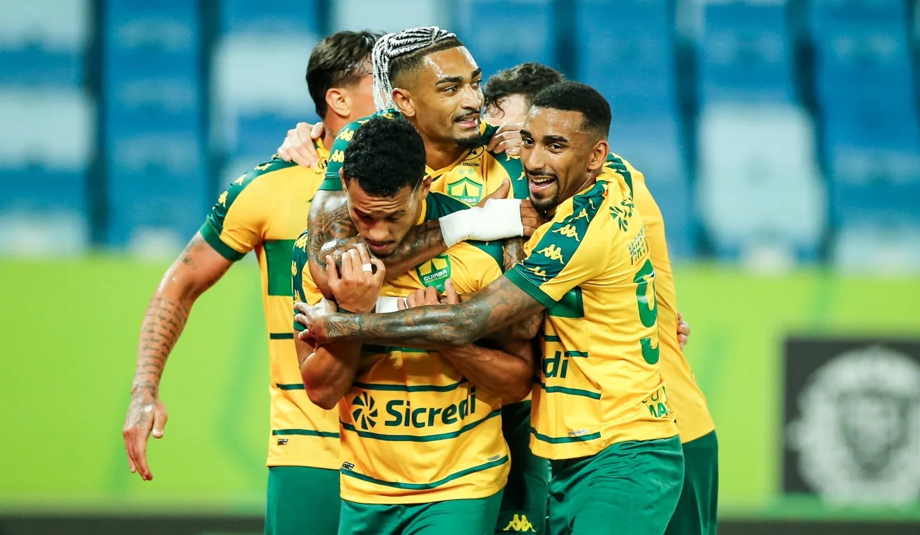 Jogadores do Cuiabá comemorando gol