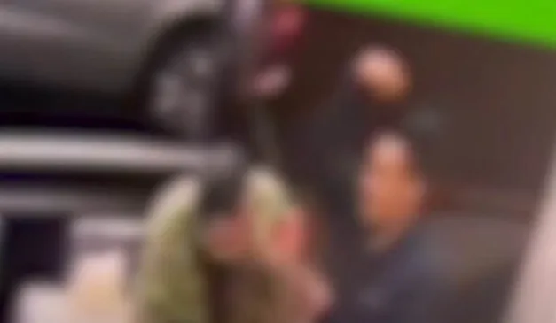 Homem atingindo cliente em bar com estilete