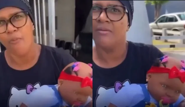 mulher segurando bebê reborn