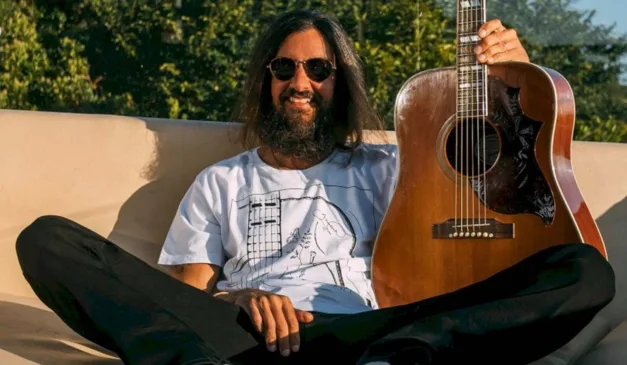 Armandinho com um violão.