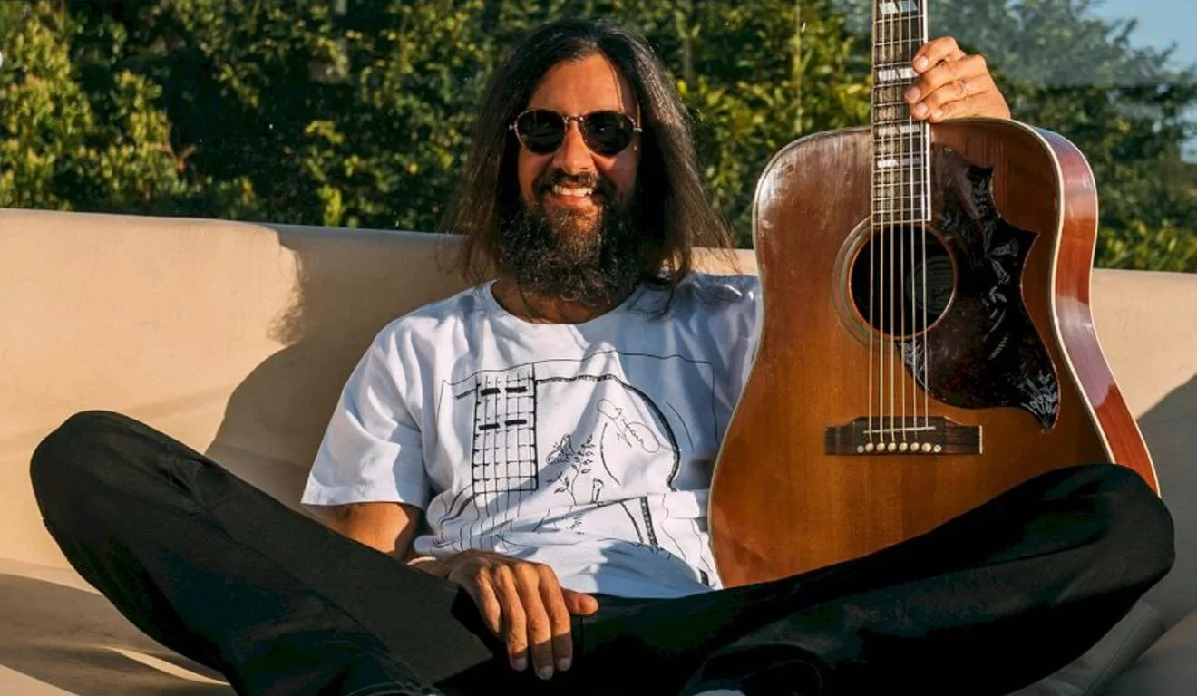 Armandinho com um violão.