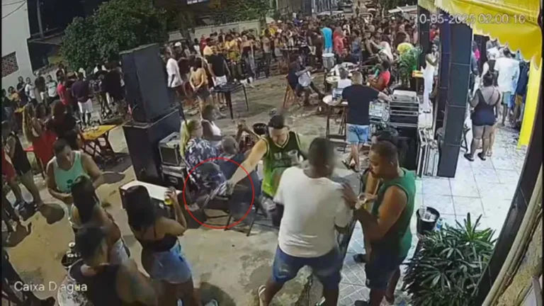 Momento que homem atira a queima-roupa