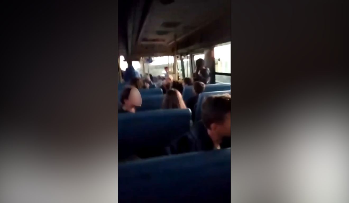 Motorista dirige ônibus escolar em alta velocidade e crianças ficam desesperadas