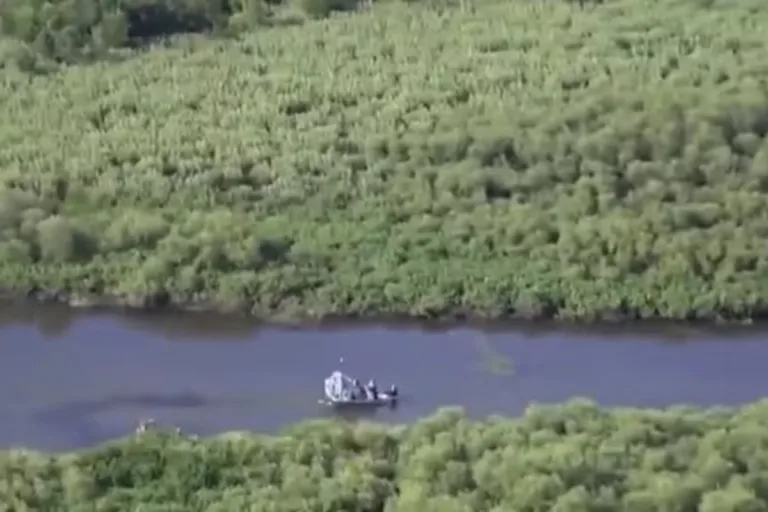 Barco de resgate no Lago Kissimmee, na Flórida, onde a mulher desapareceu - Foto: Reprodução
