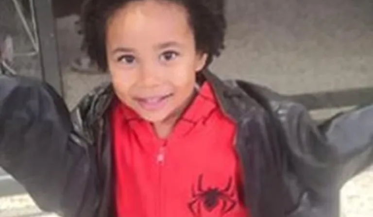 Criança com camiseta do homem aranha