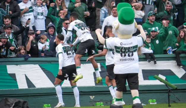 Alex Silva comemora o gol do Coritiba contra o Avaí
