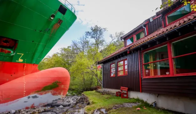 Navio vermelho e verde do navio estava a metros da casa de Helberg.