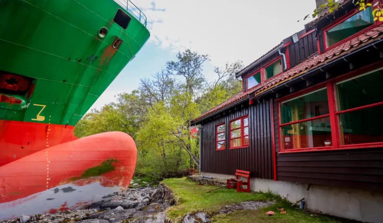 Navio vermelho e verde do navio estava a metros da casa de Helberg.