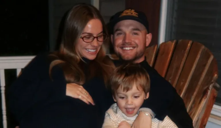 emilie kiser grávida com o marido e o filho