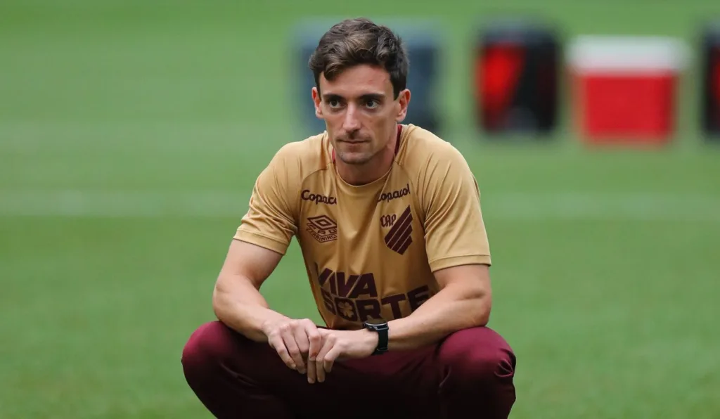 João Correia, técnico interino do Athletico
