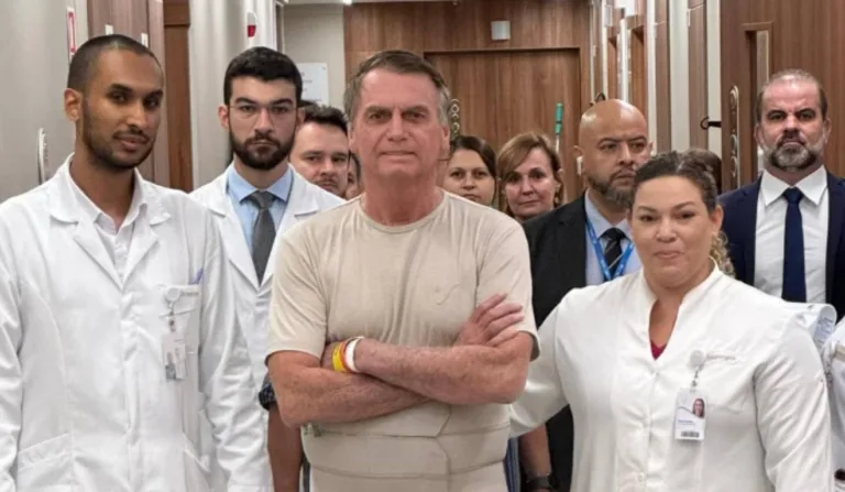 bolsonaro com a equipe médica do hospital