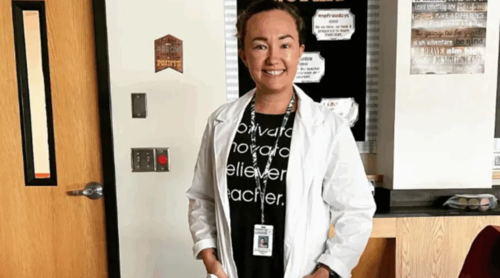 Khloe Karter, professora de ciências da Thunderbolt Middle School