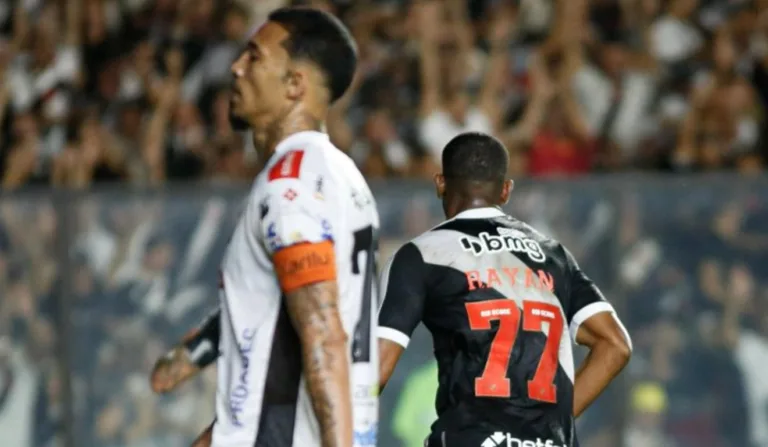 Rayan comemora gol em Vasco x Operário