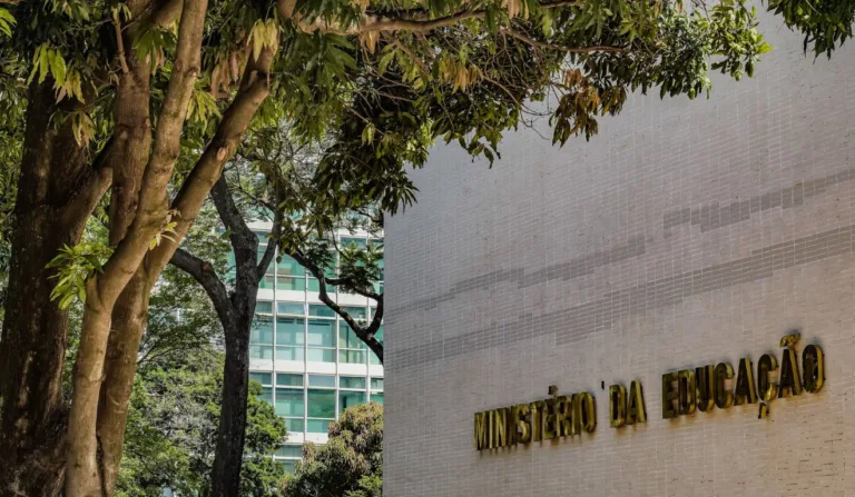 Ministério da Educação assina decreto que muda regras para o EAD e cursos presenciais