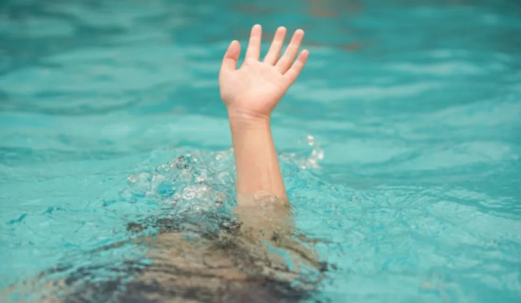 criança se afogando
