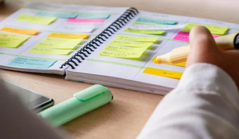 caderno de estudos com anotações