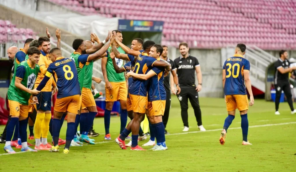 Time do Retrô comemorando gol contra o Itabaiana