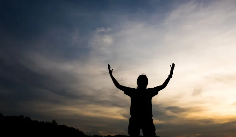 pessoa adorando ao ar livre