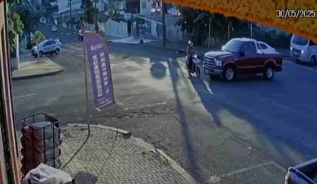 Motociclista sendo atingido por caminhonete