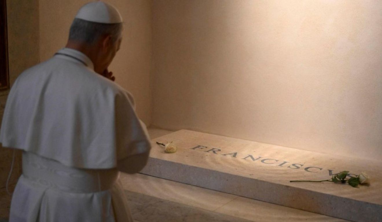 Papa Leão XIV visita o túmulo de Francisco