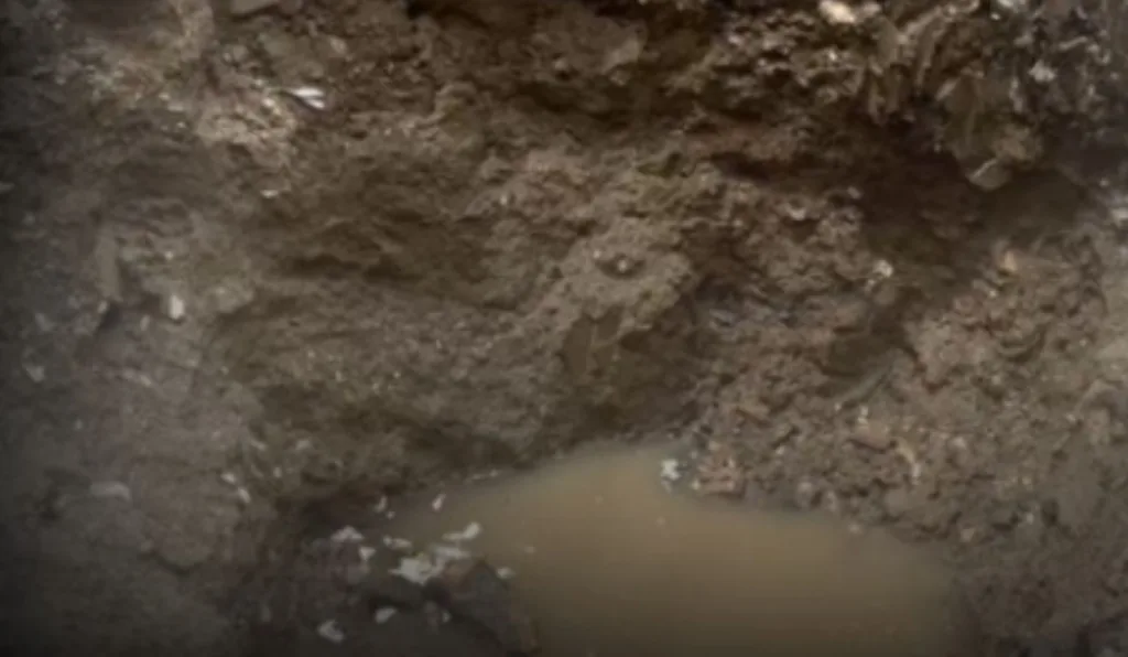 Adolescente é resgatada após 8 horas em esgoto com água suja e gases tóxicos