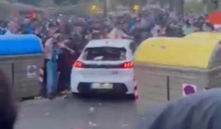 Um torcedor registrou o momento em que o carro atropela a multidão. (Foto: Reprodução / X)