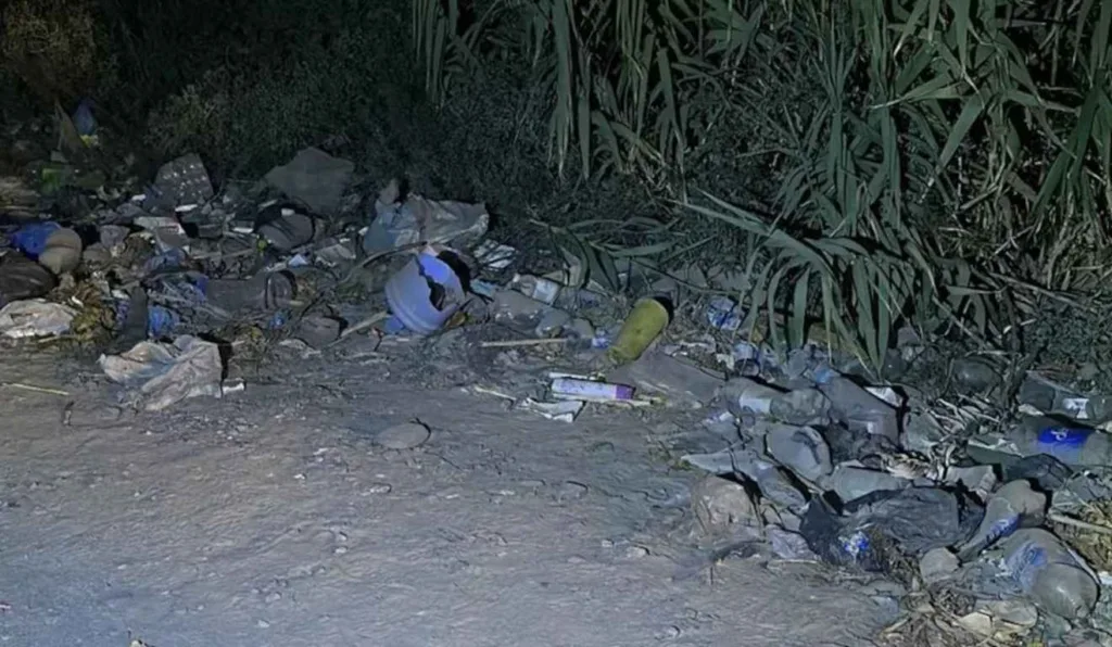 Área com descartáveis., no qual o corpo foi encontrado.