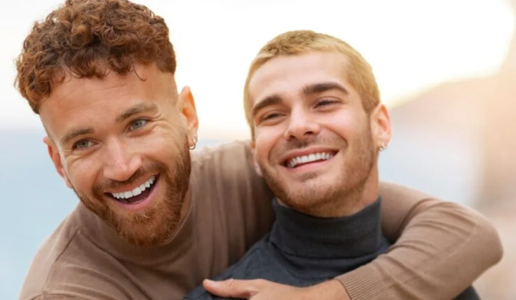 Dois homens se abraçando