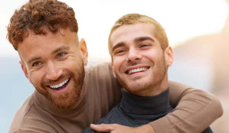 Dois homens se abraçando