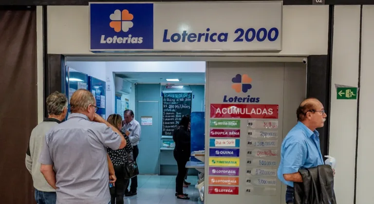 Fila de pessoas em lotérica da Caixa