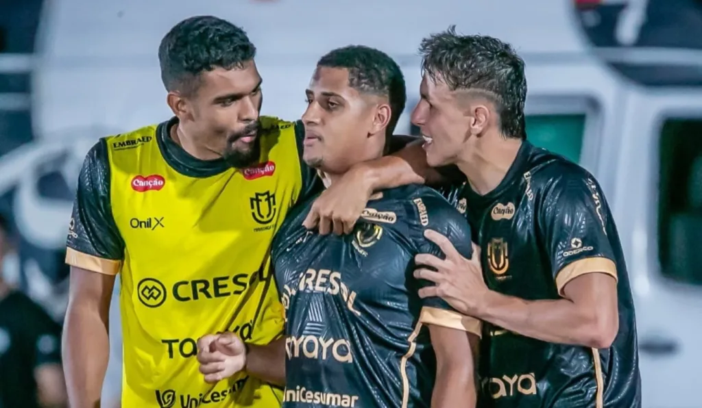 Ronald comemora gol do Maringá com os companheiros