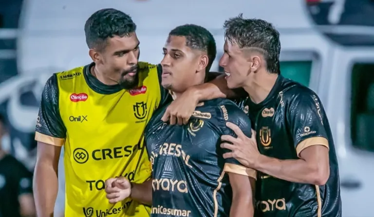 Ronald comemora gol do Maringá com os companheiros