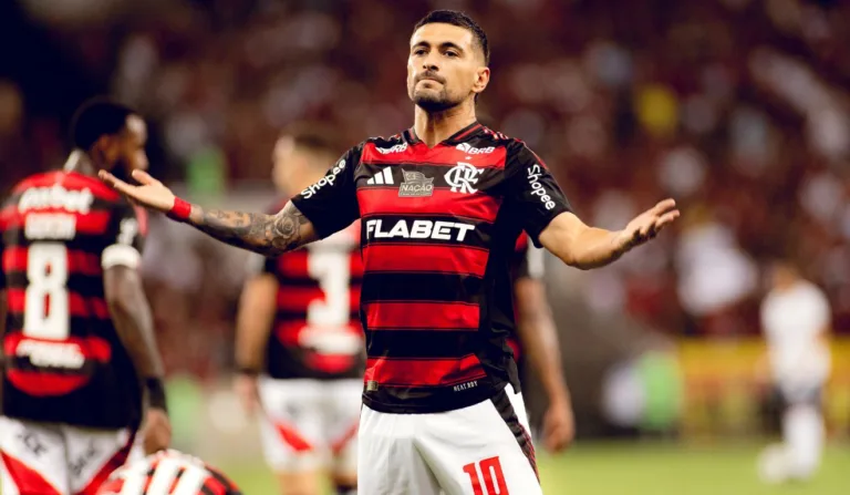 Arrascaeta comemora gol contra o Bahia pelo Brasileirão