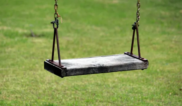 balanço para ilustrar as crianças que fugiram do abrigo