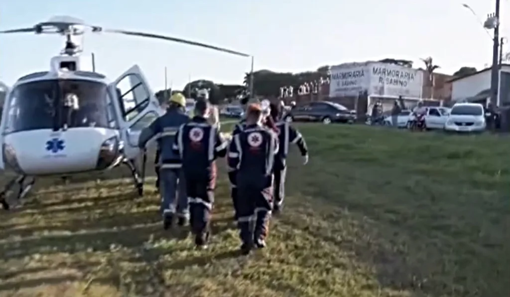 acidente entre carro e caminhão causa mortes de mulher de 34 anos e adolescente de 15; home de 35 e menina de 9 ficam gravemente feridos