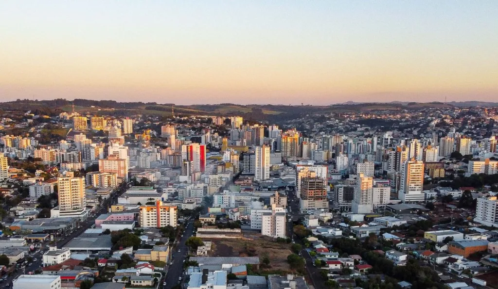 céu colorido pra ilustrar previsão do tempo em Curitiba