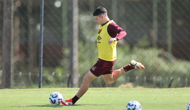 Zapelli em treino do Athletico