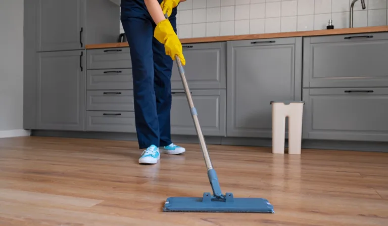 pessoa limpando piso com rôdo