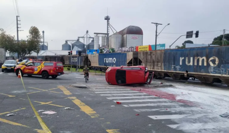 Motorista de carro vermelho sobreviveu, apesar do susto, durante acidente com trem