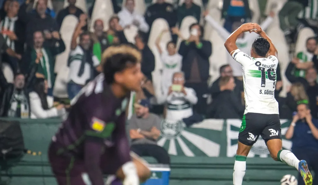 Sebastian Gómez comemora gol em Coritiba x Améirca-MG