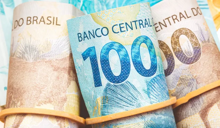 Notas de dinheiro agrupadas