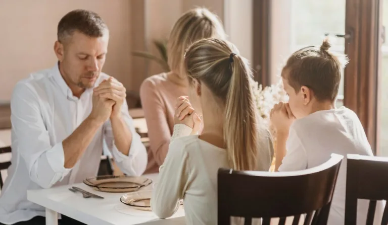 familia fazendo orações antes da refeição